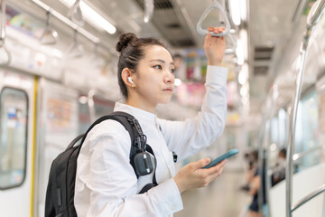 電車に乗る女性