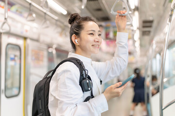 電車に乗る女性