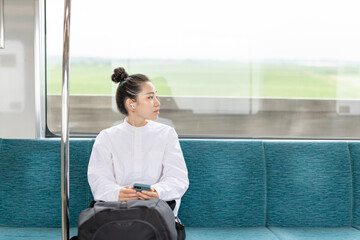 電車に乗る女性