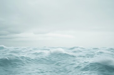 Obraz premium Serene ocean waves under a cloudy sky.