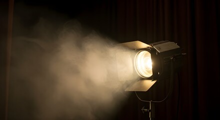 Foco de teatro vintage sobre cortina negra con humo
