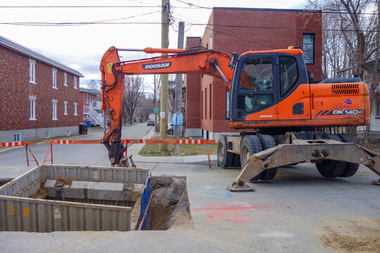 r&eacute;paration d'une rue dans la ville avec de la machinerie de la compagnie Doosan	