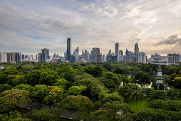 Obraz premium Beautiful Aerial view Green Park With Downtown Skyscrapers Background.