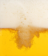 Bier mit Schaum im Glas