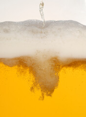 Biereinschenken mit Schaum im Glas