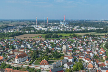 Sommerlicher Blick auf die Stadt Vohburg an der Donau in Oberbayern