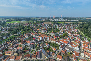 Die kleine Festspielstadt Vohburg im bayerischen Donautal aus der Vogelperspektive