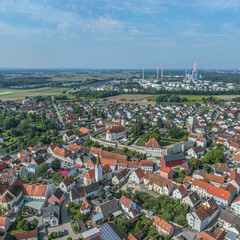 Sommerlicher Blick auf die Stadt Vohburg an der Donau in Oberbayern