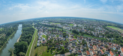 Sommerlicher Blick auf die Stadt Vohburg an der Donau in Oberbayern