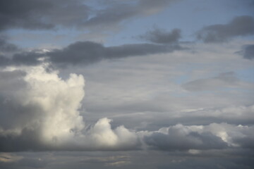 Obraz premium Ciel très nuageux, avec de gros nuages, de style cumulus et cumulonimbus blancs et gris avant un orage. Quelques petits endroits avec du ciel bleu