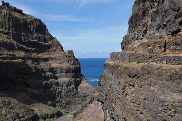 Berge und Fels an der Küste von Santo Antão in Kap Verde