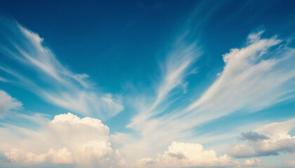 Obraz premium Beautiful cloudy sky with wispy clouds over a blue backdrop in the midday light