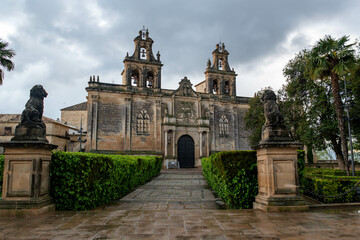 La imagen muestra la imponente fachada de la Basílica de Santa María de los Reales Alcázares en...