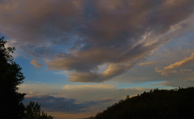 Der Abendhimmel vor Ostern leuchtet über Marburg