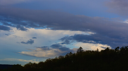 Der Abendhimmel vor Ostern leuchtet über Marburg