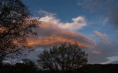 Obraz premium Der Abendhimmel vor Ostern leuchtet über Marburg
