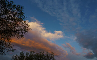 Der Abendhimmel vor Ostern leuchtet über Marburg