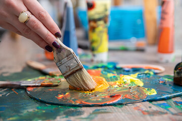 Fototapeta premium A vibrant array of colorful painting tools and a palette are displayed in a creative art studio