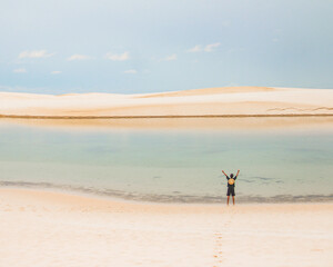 turistas nas dunas dos len&ccedil;&oacute;is maranhenses 