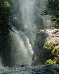 mulher na cachoeira da neblina, presidente figueiredo, amazonas