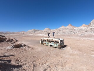 casal em cima de onibus abandonado no atacama, chile 