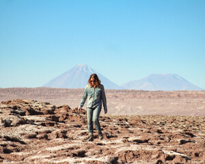 mulher no deserto do atacama, chile 