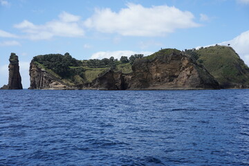 Fototapeta premium Die Ilhéu de Vila Franca do Campo im Atlantischen Ozean bei den Azoren
