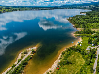Jezioro Czorsztyńskie z widokiem na Babią Górę w tle © Tomasz