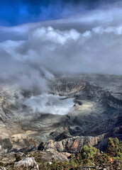 Wolken ziehen &uuml;ber den Krater des Vulkan Poas, Costa Rica