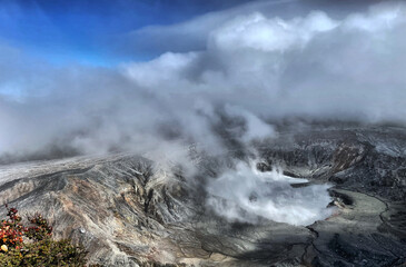 Wolken ziehen über den Krater des Vulkan Poas, Costa Rica