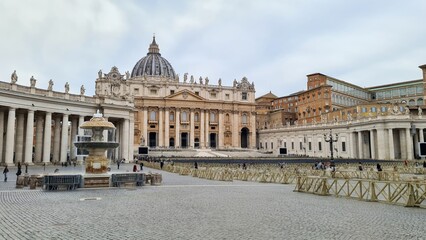 Obraz premium A Walk Through the Vatican: St. Peter's Square and Basilica