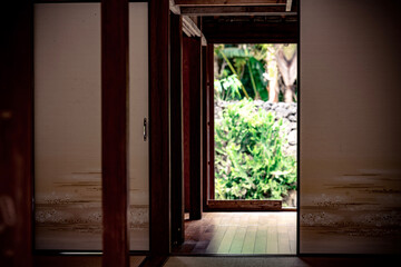  石垣島の古民家　扉越しに見える緑