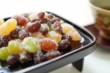 日本の伝統菓子　甘納豆と緑茶