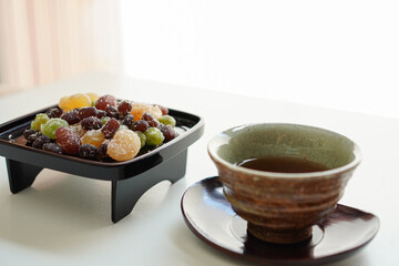 日本の伝統菓子　甘納豆と緑茶　コピースペース