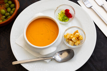 Portuguese and Spanish soup made of raw blended vegetables, gaspacho, served in bowl with croutons.