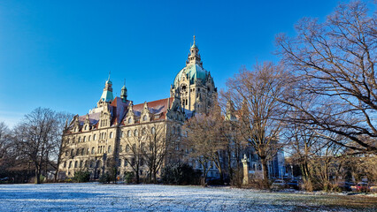 Obraz premium A stunning historical building set against a captivating winter landscape filled with snow Maschpark Hannover