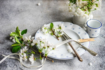 Elegant table setting with white blossoms and vintage charm