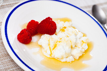 Mato with honey and strawberry - traditional catalan dessert