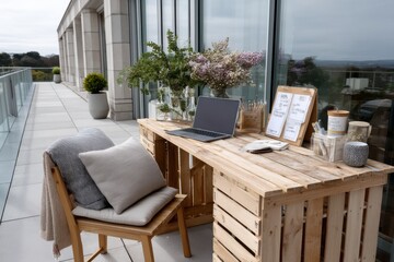 Obraz premium A charming workspace harmoniously integrated with nature featuring plants, a laptop, and a rustic desk, promoting creativity and a sense of peace in a beautiful outdoor setting.