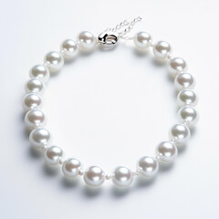 Obraz premium A stunning shiny pearl necklace gleams against a crisp white backdrop, perfect for any elegant occasion.