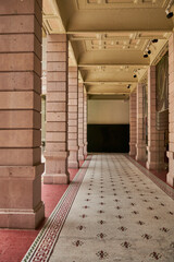 pasillo en edifico colonial con piedra y mosaico