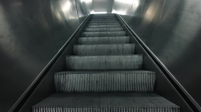 eine kontinuierliche Fahrt in Slow Motion aufw&auml;rts auf einer Rolltreppe 
