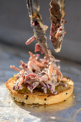 Burger preparation with coleslaw and pickles