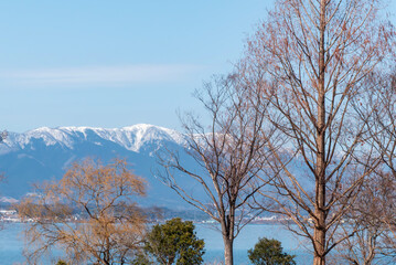晴れた冬の日　青々とした琵琶湖　対岸の湖西の山が雪化粧