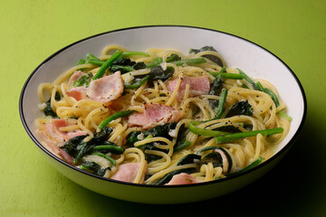 ほうれん草とベーコンのクリームパスタ