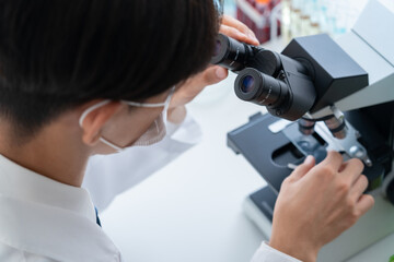 研究所で実験をする男性研究者