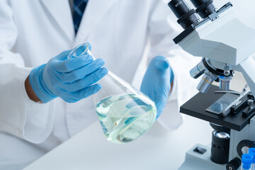 研究所で実験をする男性研究者