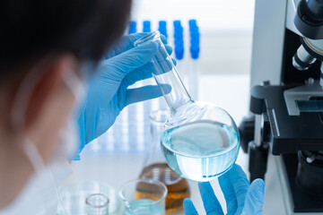 研究所で実験をする男性研究者