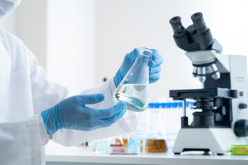 研究所で実験をする男性研究者