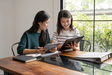 Obraz premium Asian Business woman Meeting Design Ideas professional investor working new start up project. businesswoman working together meeting concept